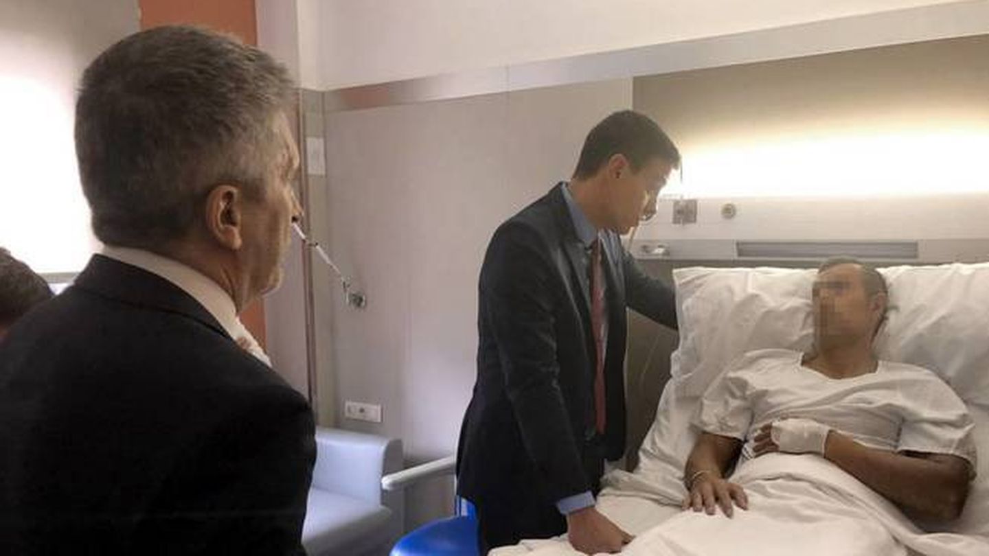 Pedro Sánchez visita a uno de los agentes heridos. (EFE)