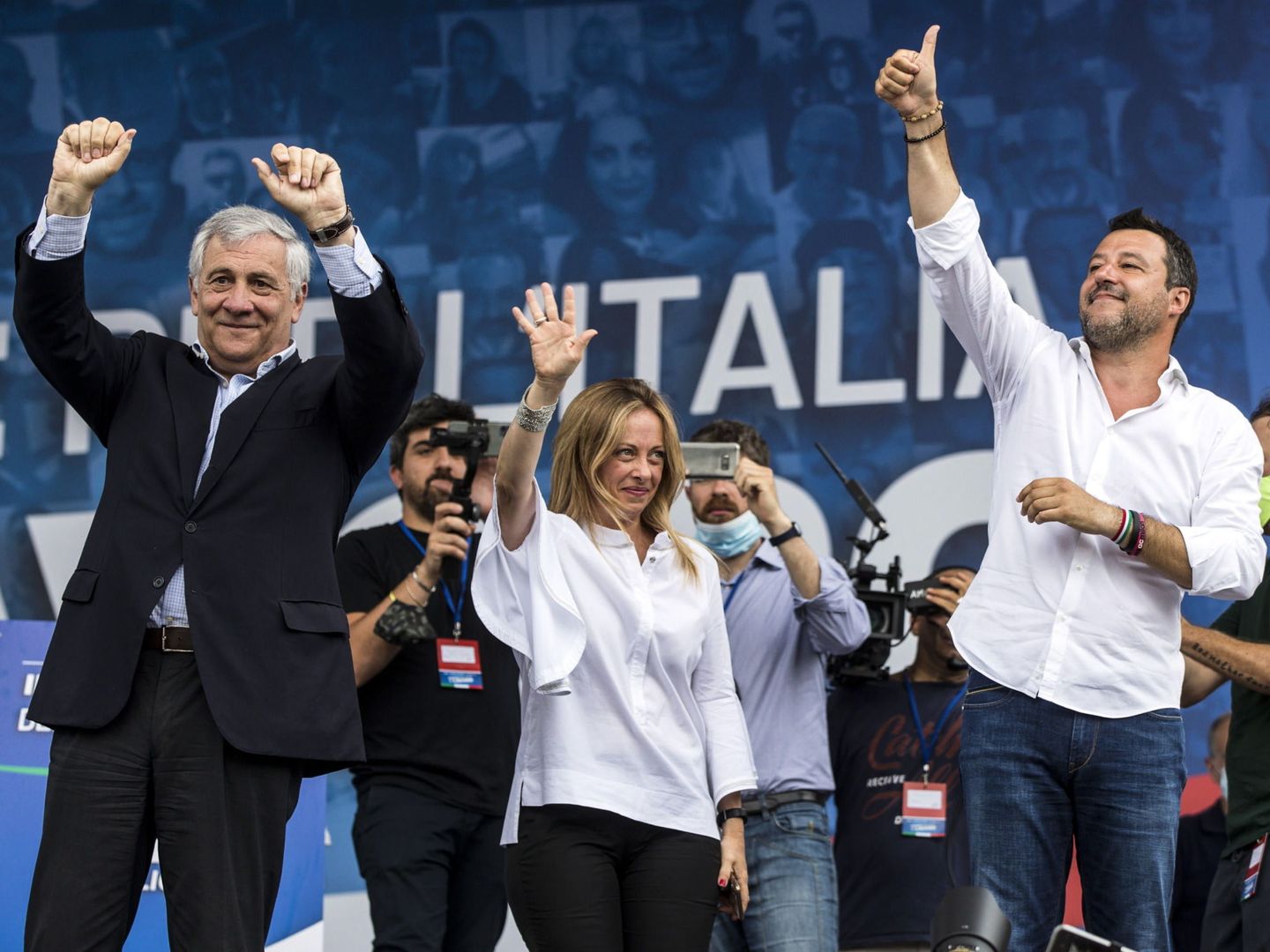 Tajani, junto a Meloni y Salvini, durante una campaña electoral. (Reuters)