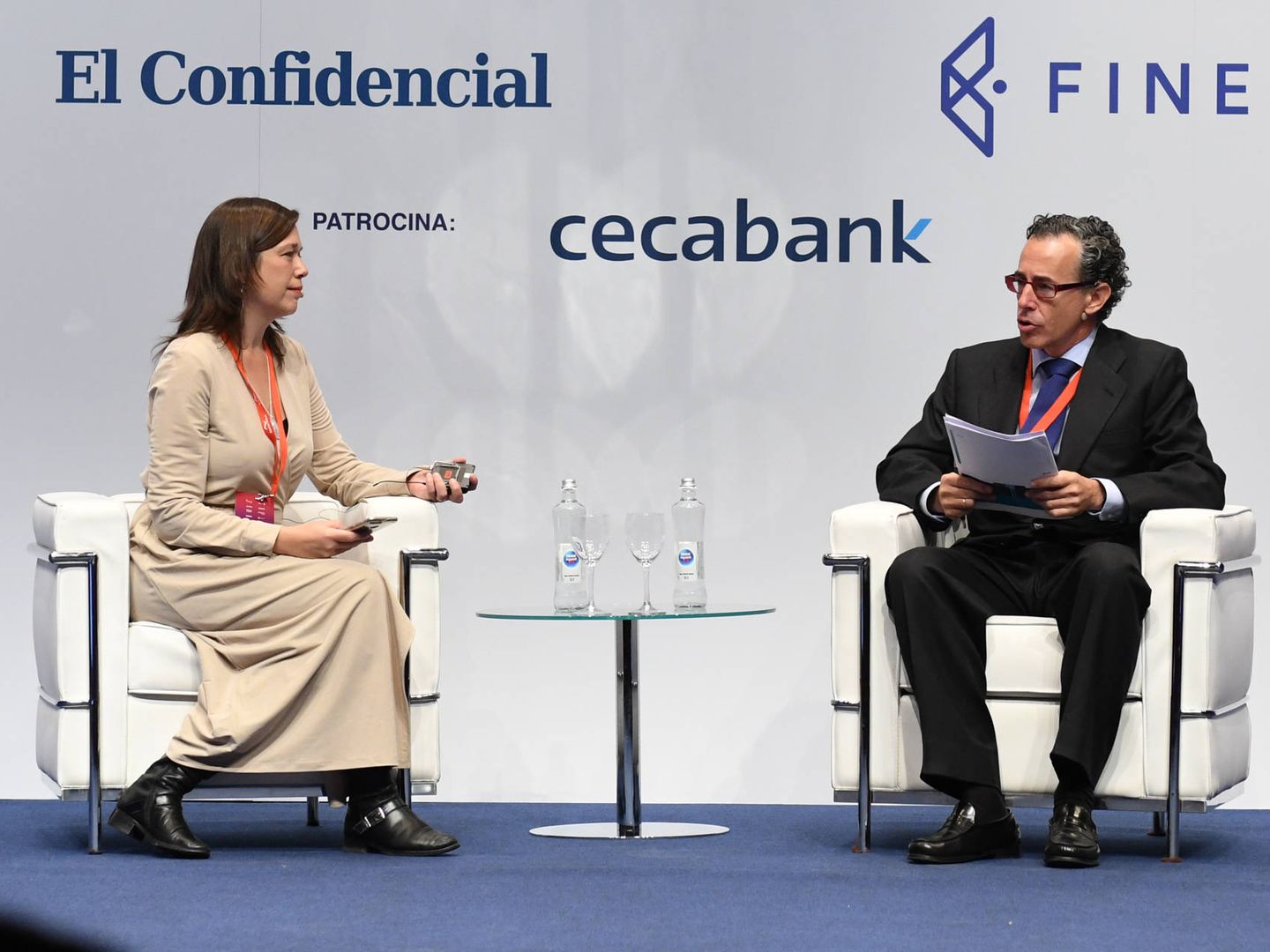 Ruth Ugalde, de El Confidencial, y Álvaro Guzmán de Lázaro, director de Inversiones de azValor.