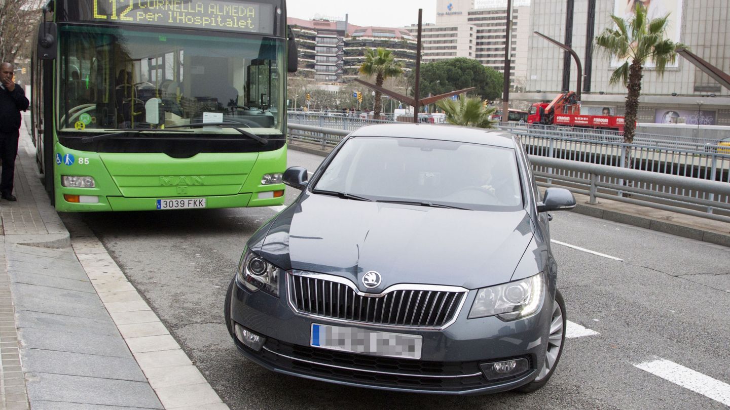 El vehículo de la infanta Cristina entra en La Caixa, en Barcelona. (EFE)