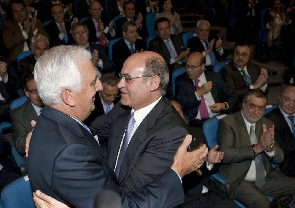 Foto: fotografía de archivo de Santiago Herrero (i) y el expresidente de la CEOE, Gerardo Díaz Ferrán. (EFE)