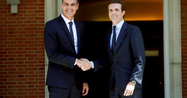 Foto: El presidente del Gobierno, Pedro Sánchez,con el líder del PP, Pablo Casado. (EFE) 