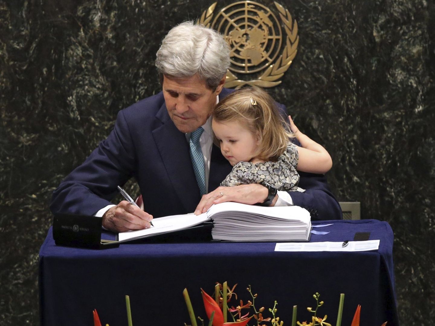 John Kerry firma en 2016 el Acuerdo de París con su nieta en brazos. (EFE)