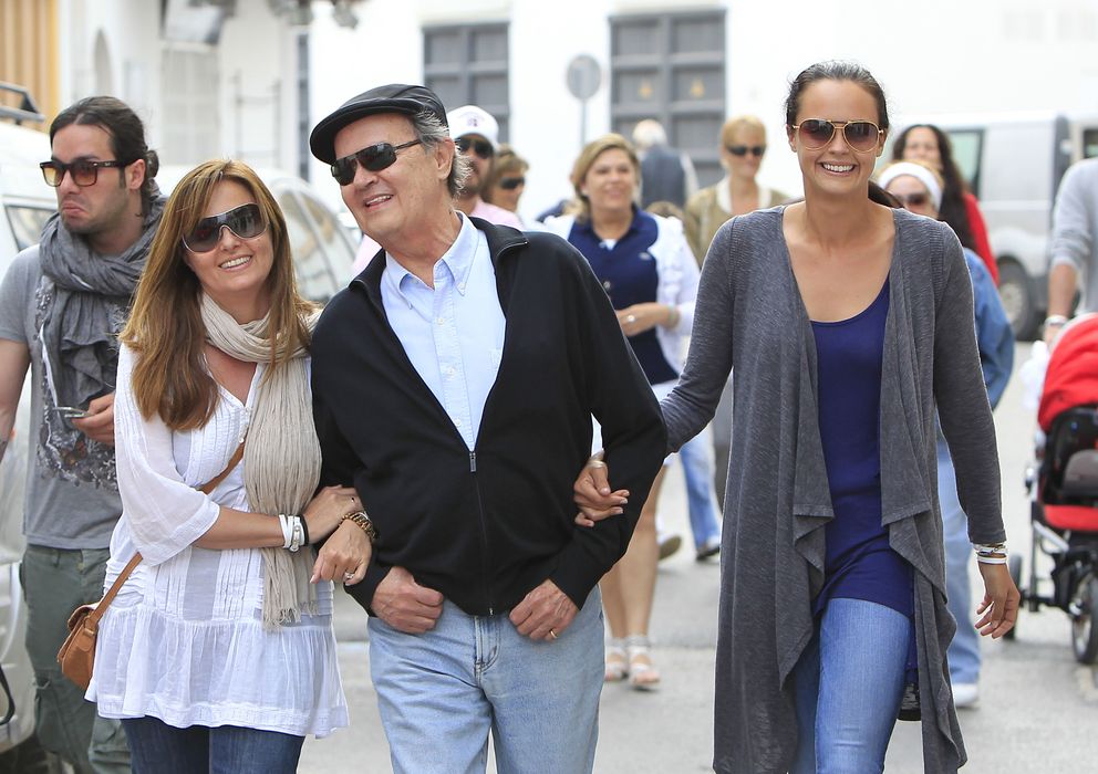 Foto: 'Junior' con sus hijas Carmen y Shaila paseando por Ibiza en 2011 (Gtres)