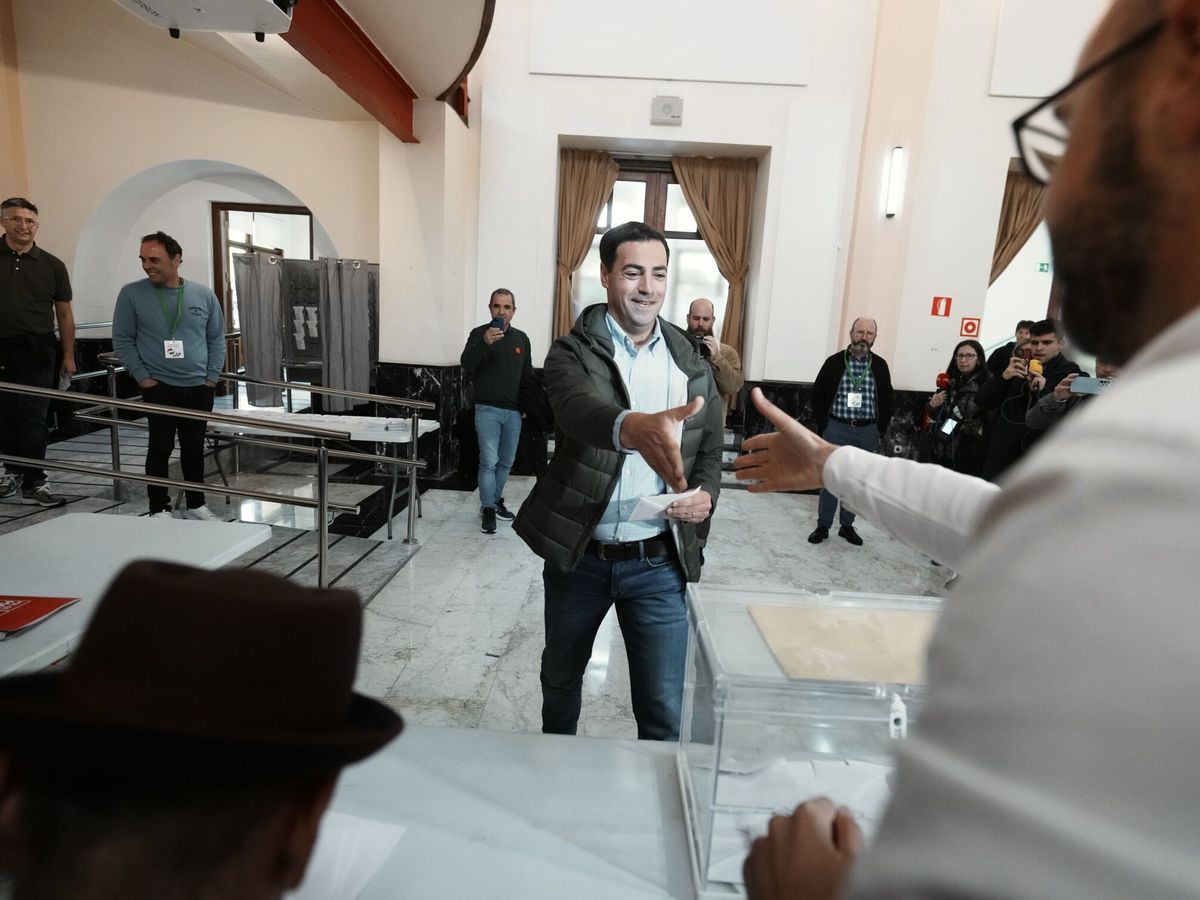 Foto: El candidato del PNV a lehendakari, Imanol Pradales, acude a ejercer su derecho a voto en las elecciones autonómicas vascas. (Europa Press)