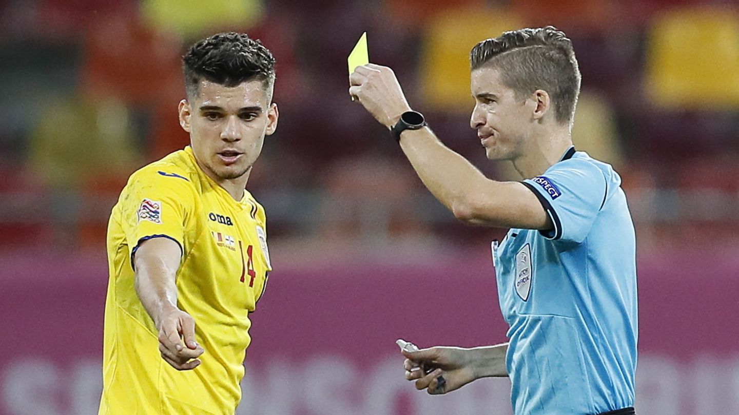 Hagi recibe una tarjeta amarilla en un partido con la selección absoluta de Rumanía este año. (Reuters)
