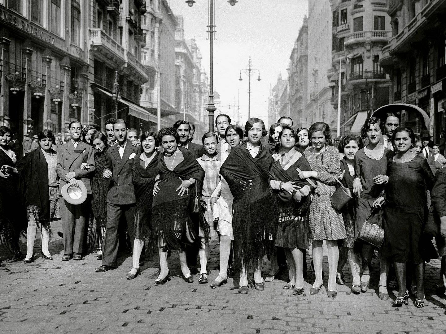 Costureras, en las fiestas de San Antón de Madrid en 1933. (Alfonso/Vegap)