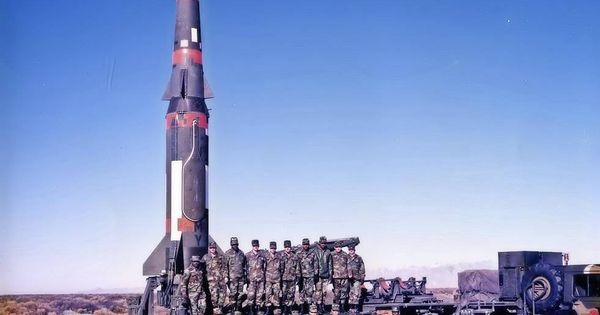 Foto: Soldados posando con un cohete Pershing 1B. (Dominio público)