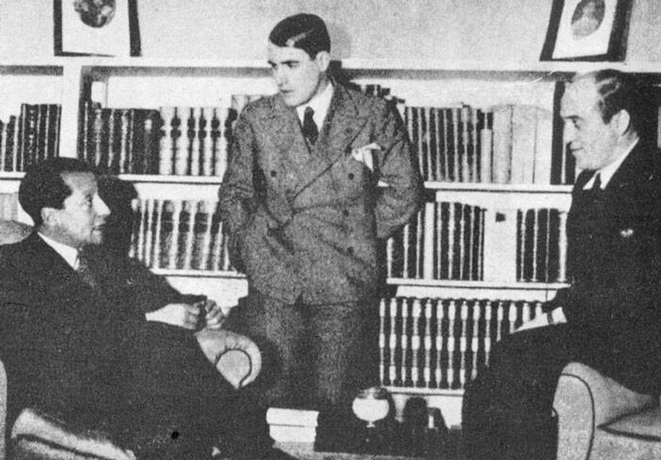 Ramiro Ledesma Ramos, en el centro, junto a José Antonio Primo de Rivera.