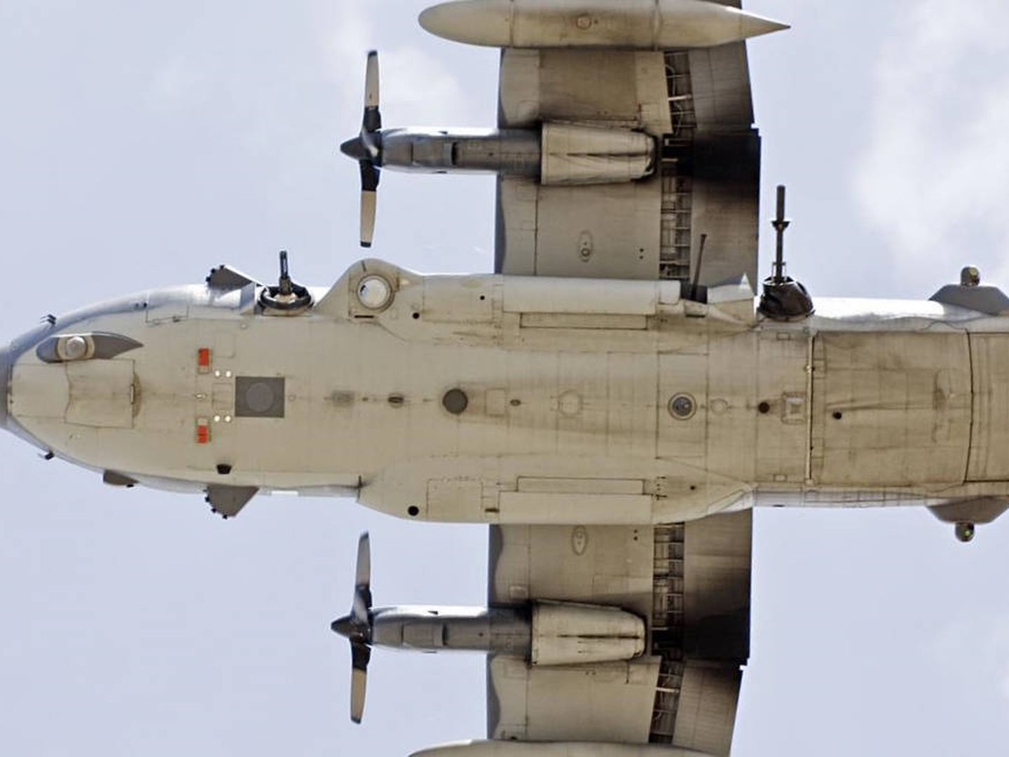 Imagen de la panza de un AC-130. Se aprecia el arma Minigun delante y los cañones de 40 y 105 mm detrás (USAF)