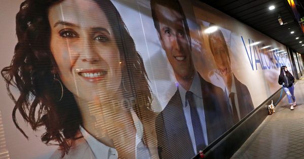 Foto: Un cartel electoral con Pablo Casado y la candidata popular en la Comunidad de Madrid, Isabel Díaz Ayuso. (Reuters)
