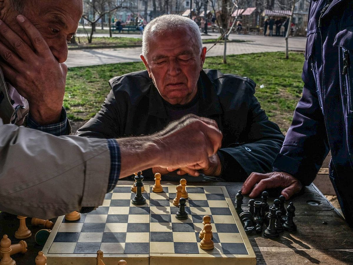 Photo: Old men play chess in Odessa in March this year.  (Getty/SOPA/LightRocket/Rick Mave)