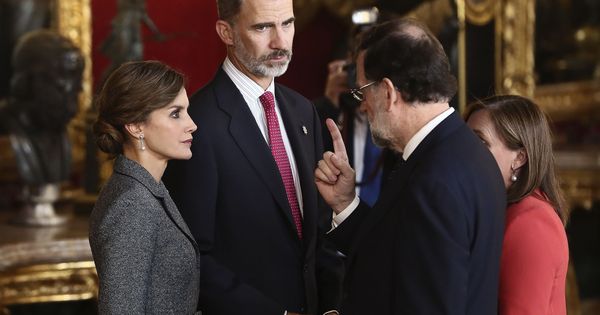 Foto: Los Reyes de España conversan con el presidente del Gobierno, Mariano Rajoy, durante el tradicional besamanos del Día de la Fiesta Nacional. (EFE)