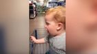Las caras de alegría y emoción de un bebé al entrar en la sección de juguetes de un supermercado