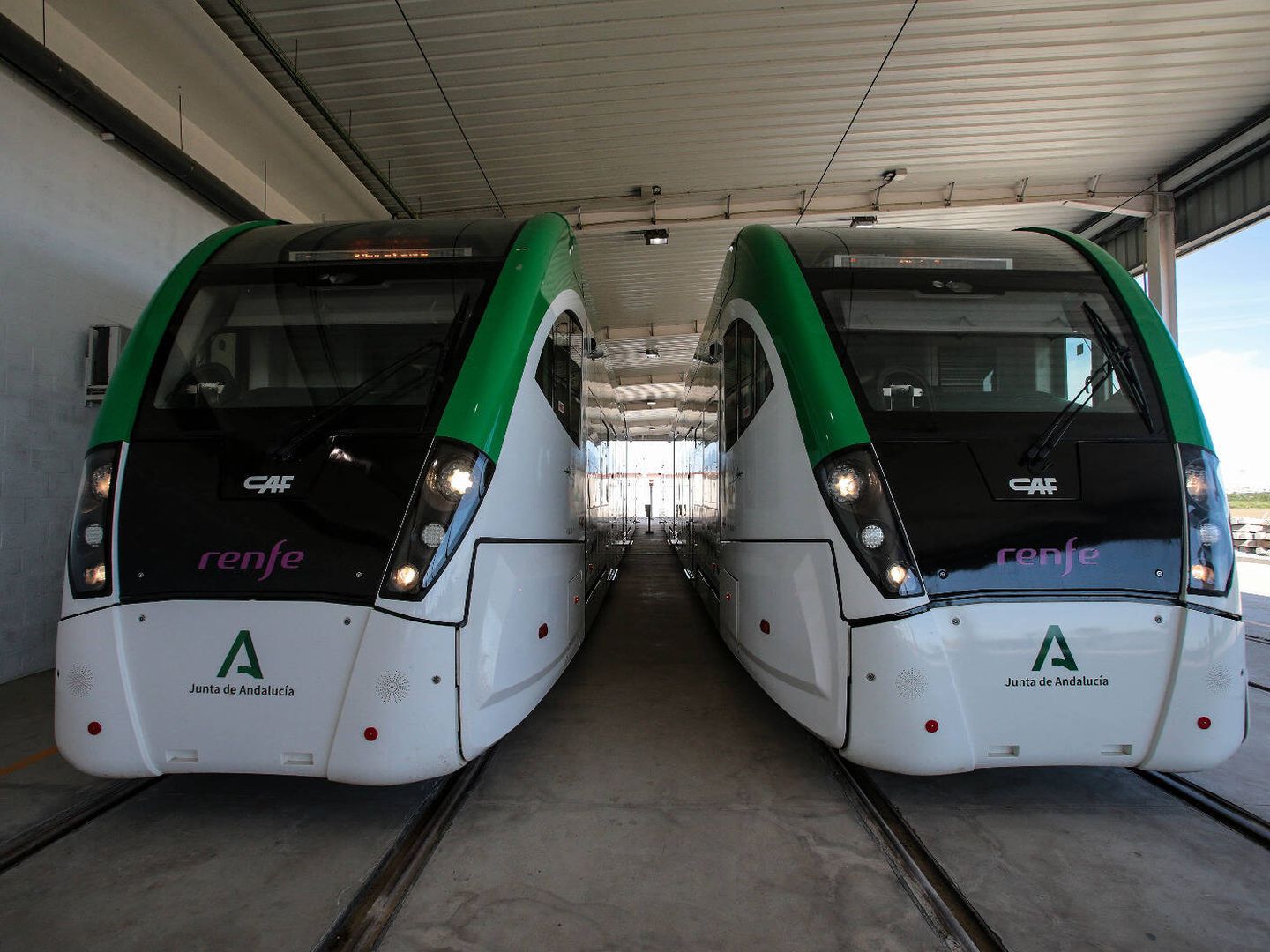 Dos de los siete vehículos diseñados para circular tanto por la vía férrea como por la del tranvía. (Junta de Andalucía)
