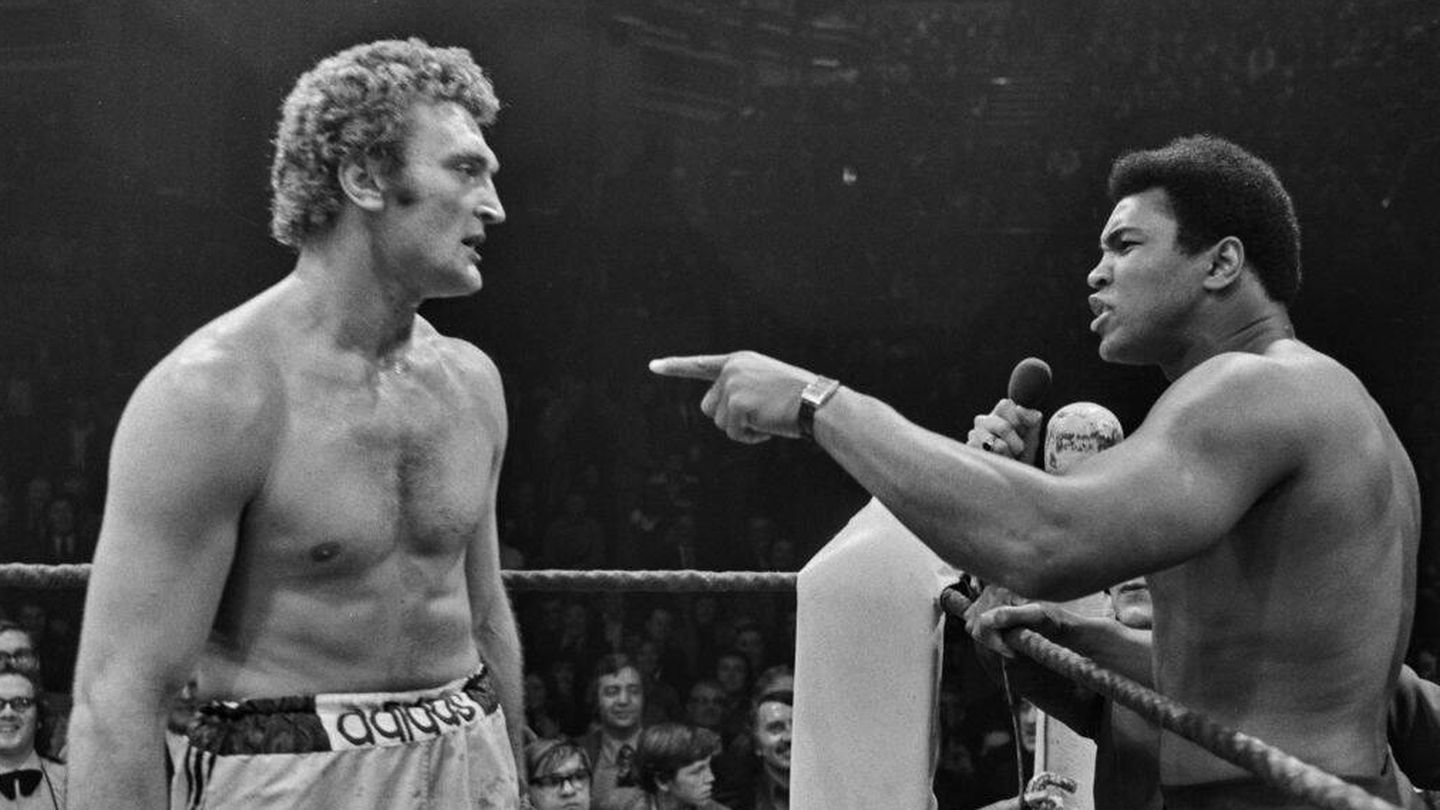 Ali increpa a Joe Bugner tras un combate. (Evening Standard/Hulton Archive/Getty Images)