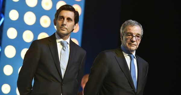 Foto: El presidente de Telefonica, José María Álvarez-Pallete (i), y su antecesor en el cargo, César Alierta. (EFE)