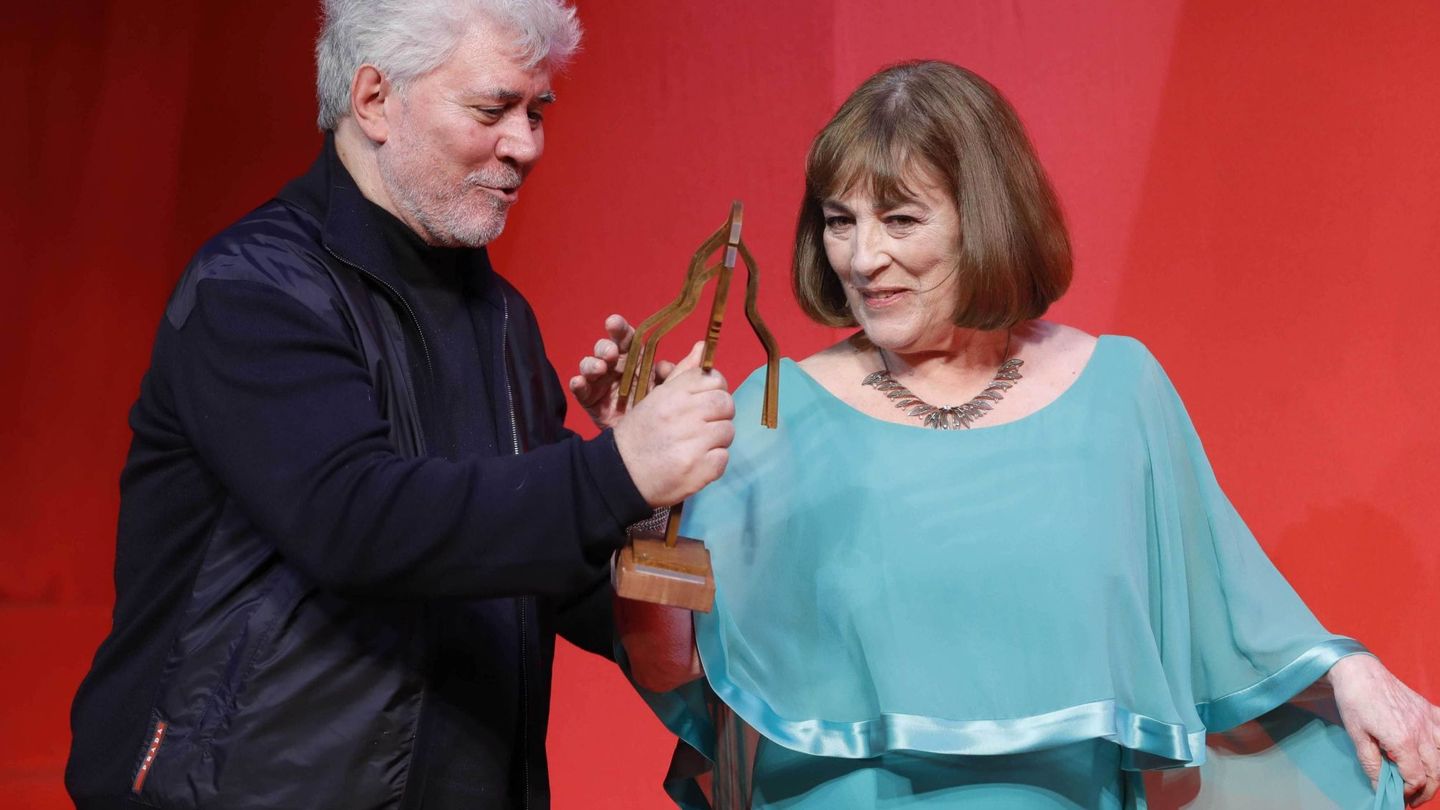 Pedro Almodóvar entrega a Carmen Maura el premio de honor Fotogramas de Plata. (EFE/Juanjo Martín)