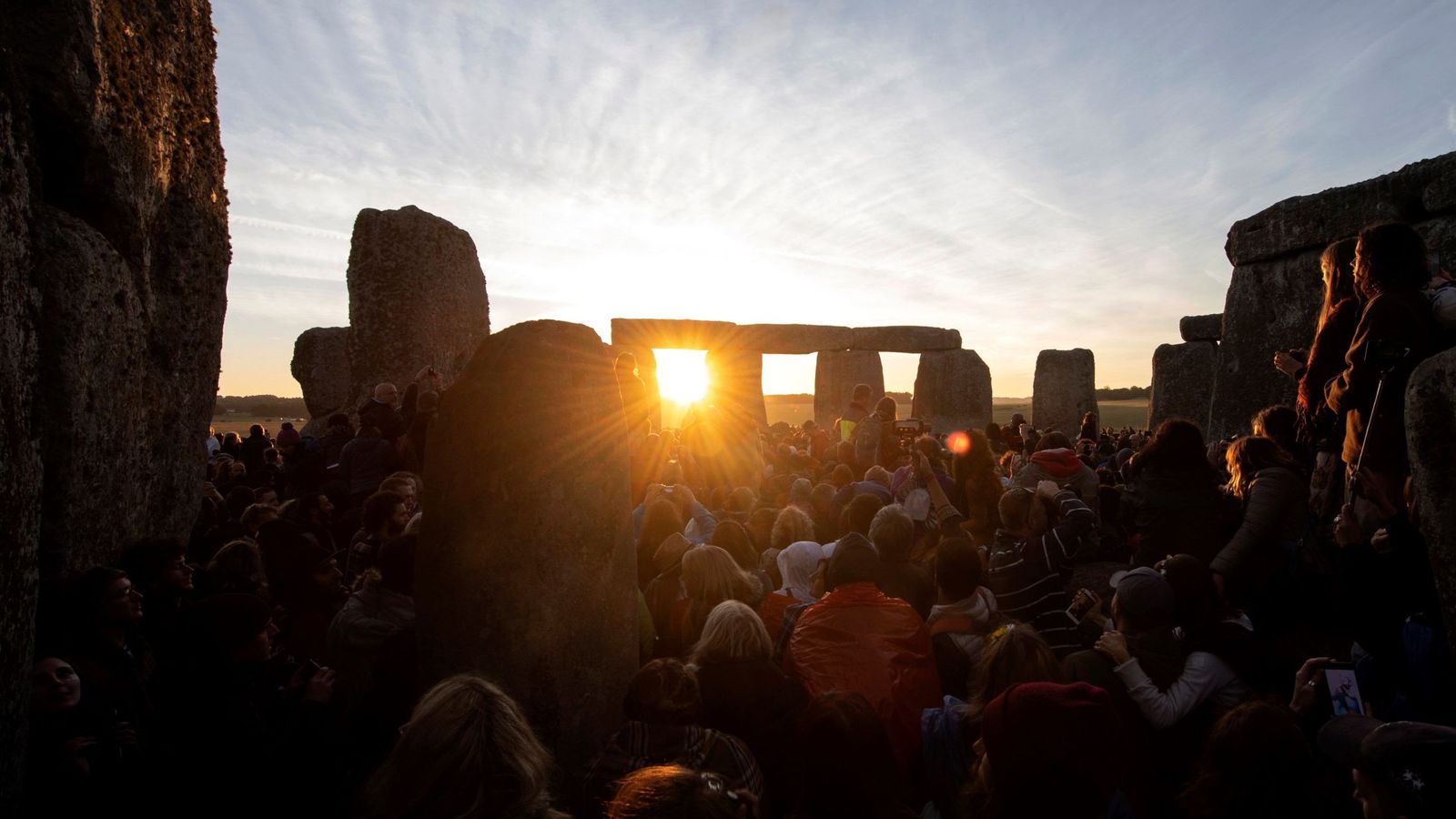 Foto: Anochecer en el solsticio de verano de Stonehenge. (EFE)