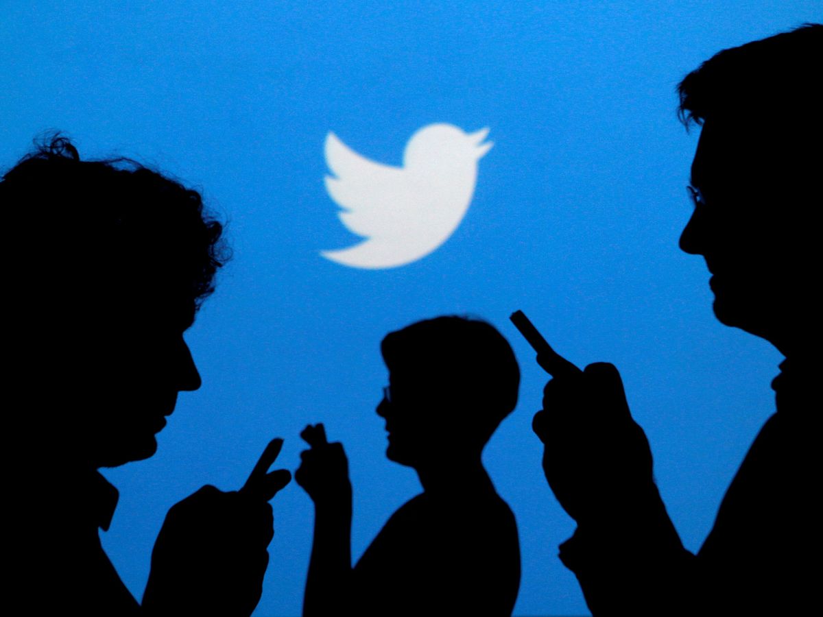 Foto: Varias siluetas frente a un logo de Twitter. (Reuters)