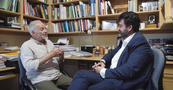 Foto: Julio Anguita charla con Carlos Sánchez Mato en su domicilio de Córdoba. (EC)