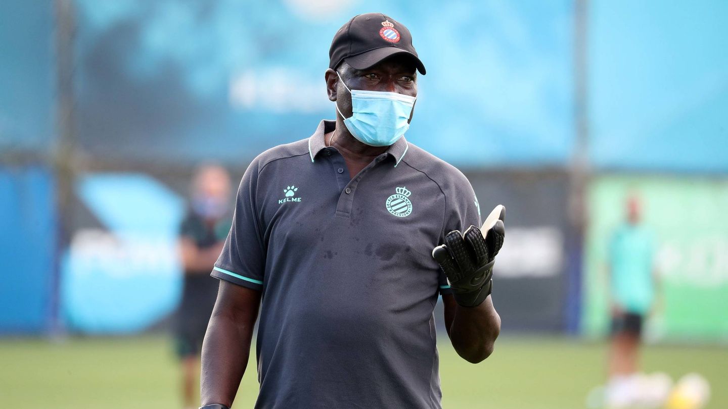 El preparador africano, durante un entrenamiento del Espanyol en la pandemia. (RCDE)