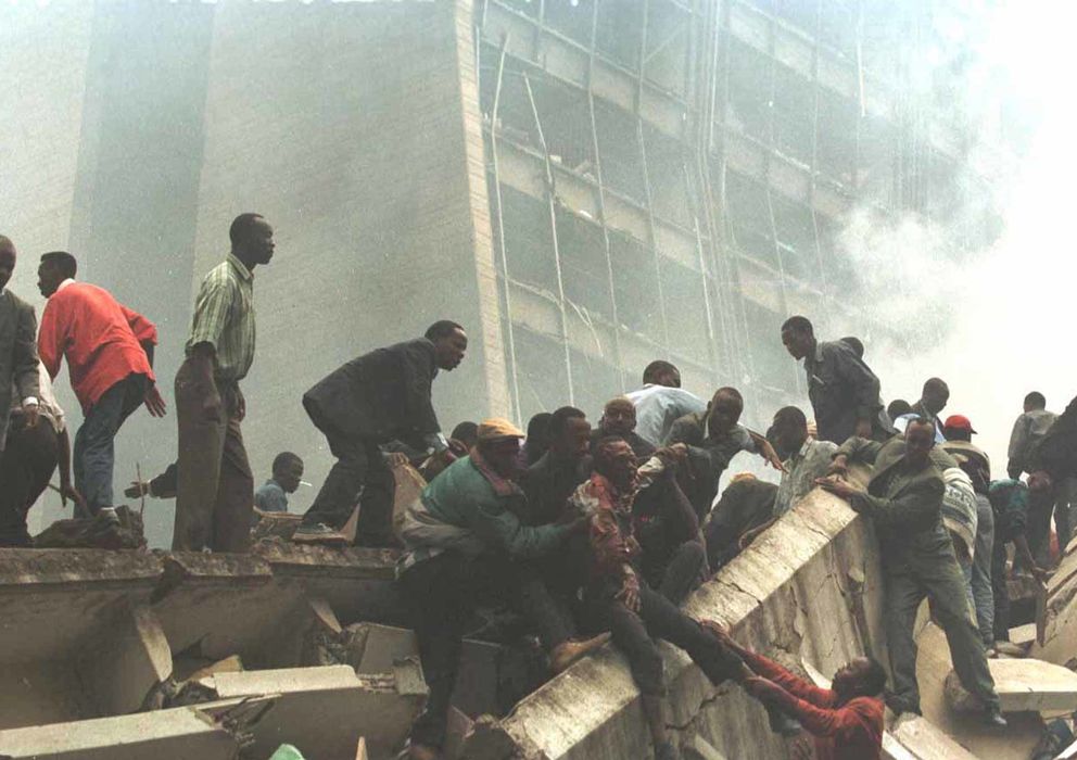 Foto: Un hombre herido es evacuado de la embajada de Nairobi, en agosto de 1998 (Reuters)