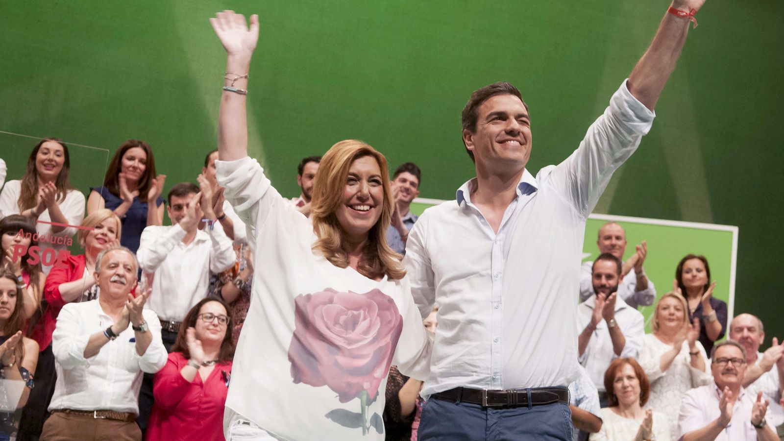 Foto: El secretario general del PSOE, Pedro Sánchez (i), junto a la presidenta andaluza en funciones, Susana Díaz. (EFE)