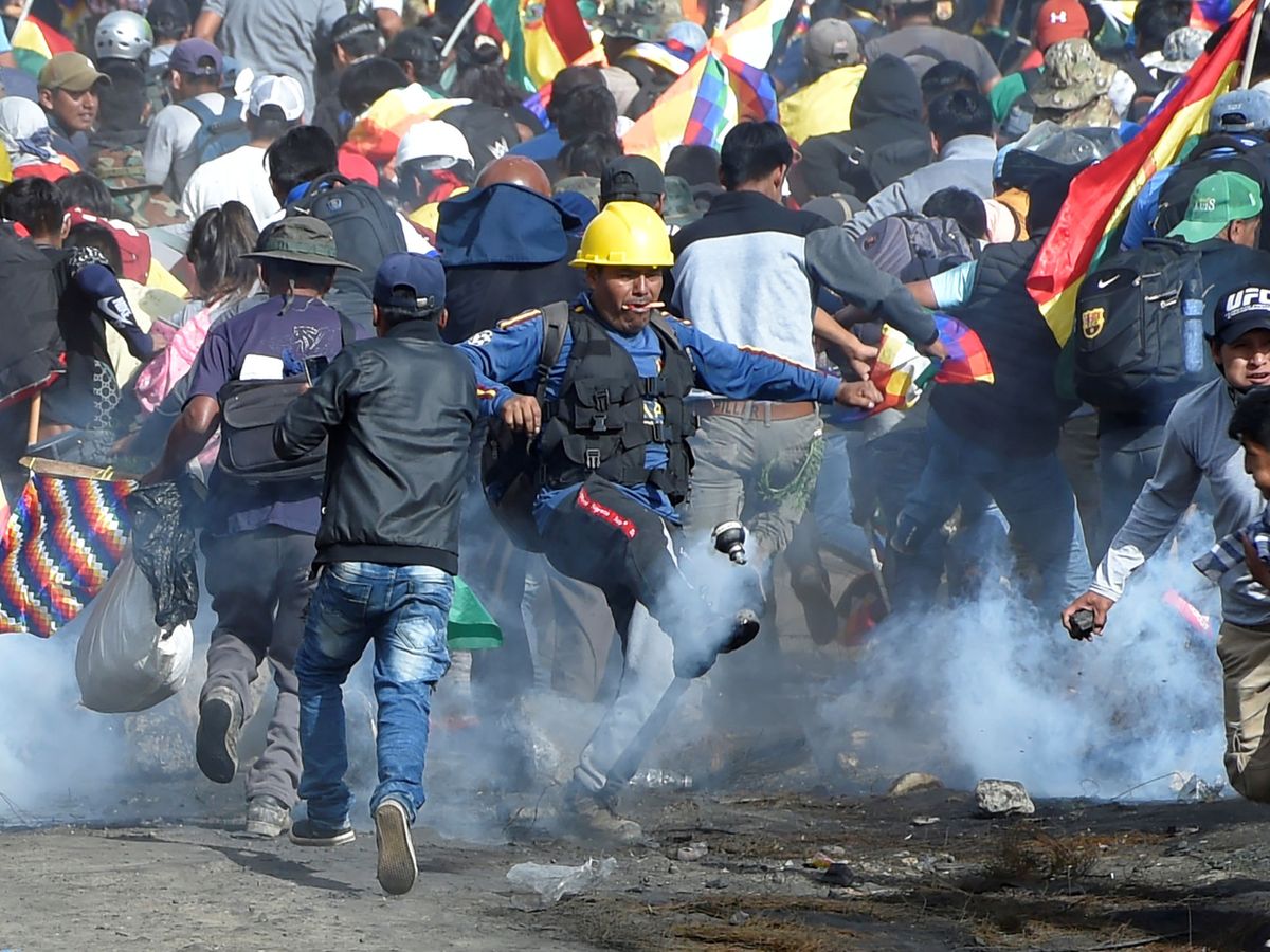 Foto: Los cocaleros bolivianos protestan contra el gobierno provisional en Sacaba. (Reuters)