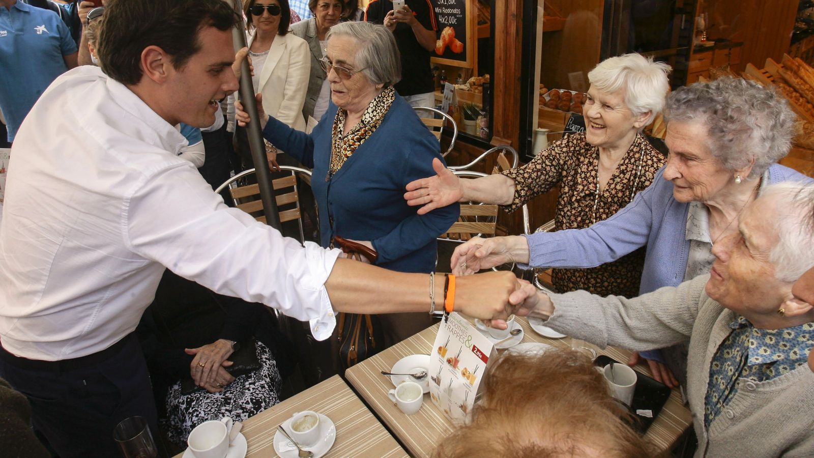 Foto: Albert Rivera le da la mano a Dolores Sánchez, una anciana del asilo que salió a merendar con compañeras para ver al candidato en Guadalajara. (EFE)