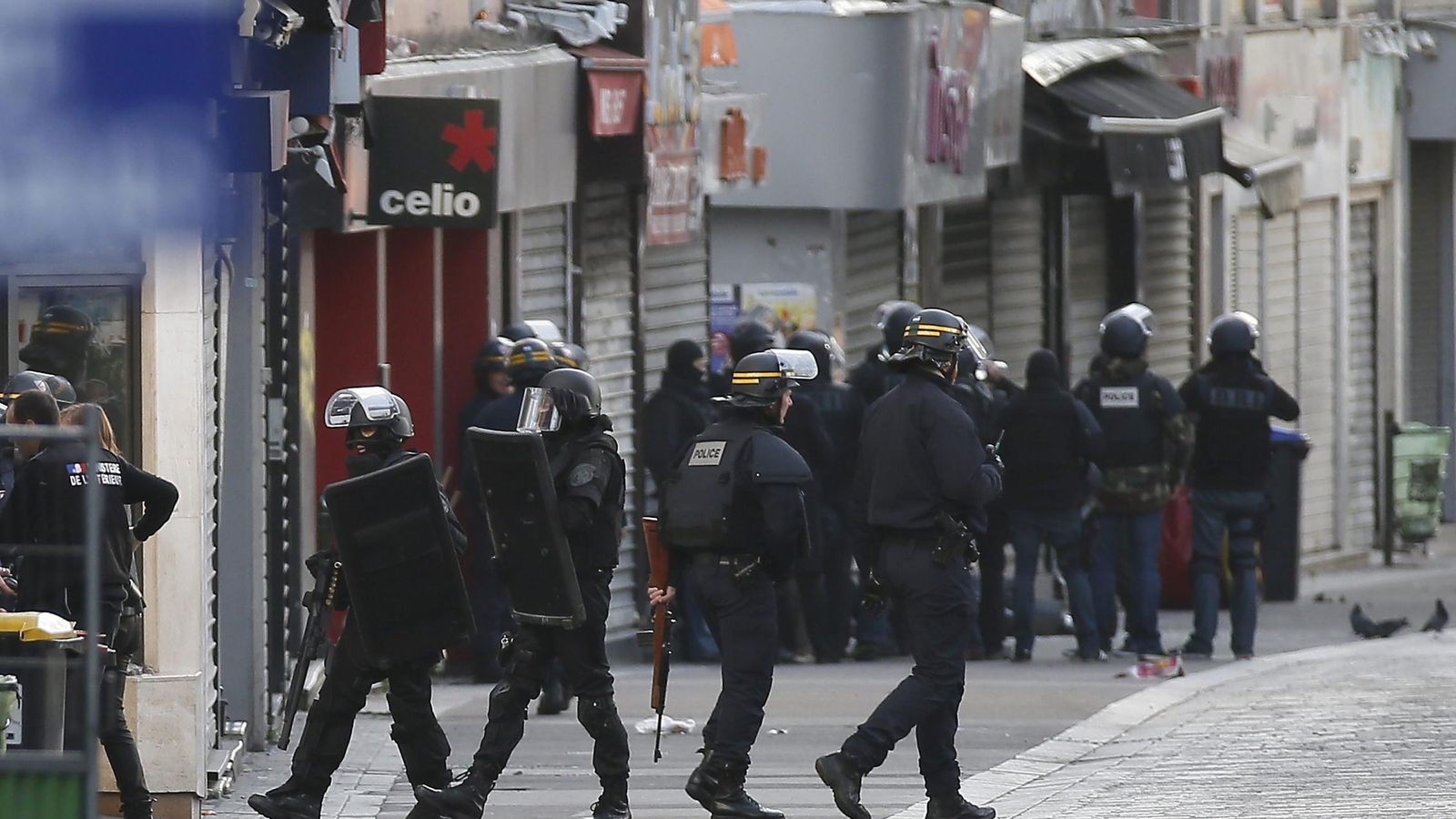 Foto: Soldados y policías durante una operación en Saint Denis, cerca de París, en noviembre de 2015. (Efe) 