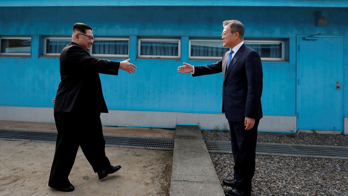Moon Jae-in y Kim Jong-un se dan la mano en la zona desmilitarizada que separa las dos Coreas. (Reuters)