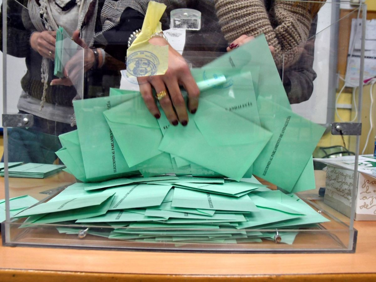 Foto: ¿Hasta qué hora se puede votar en los colegios electorales estas elecciones de Andalucía? (EFE/ Carlos Barba)