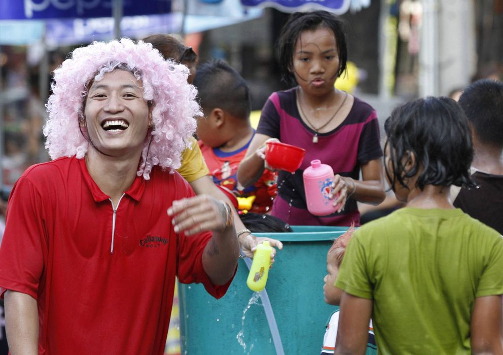 Foto: Tailandeses celebrando el Festival del Agua en abril. (EFE)