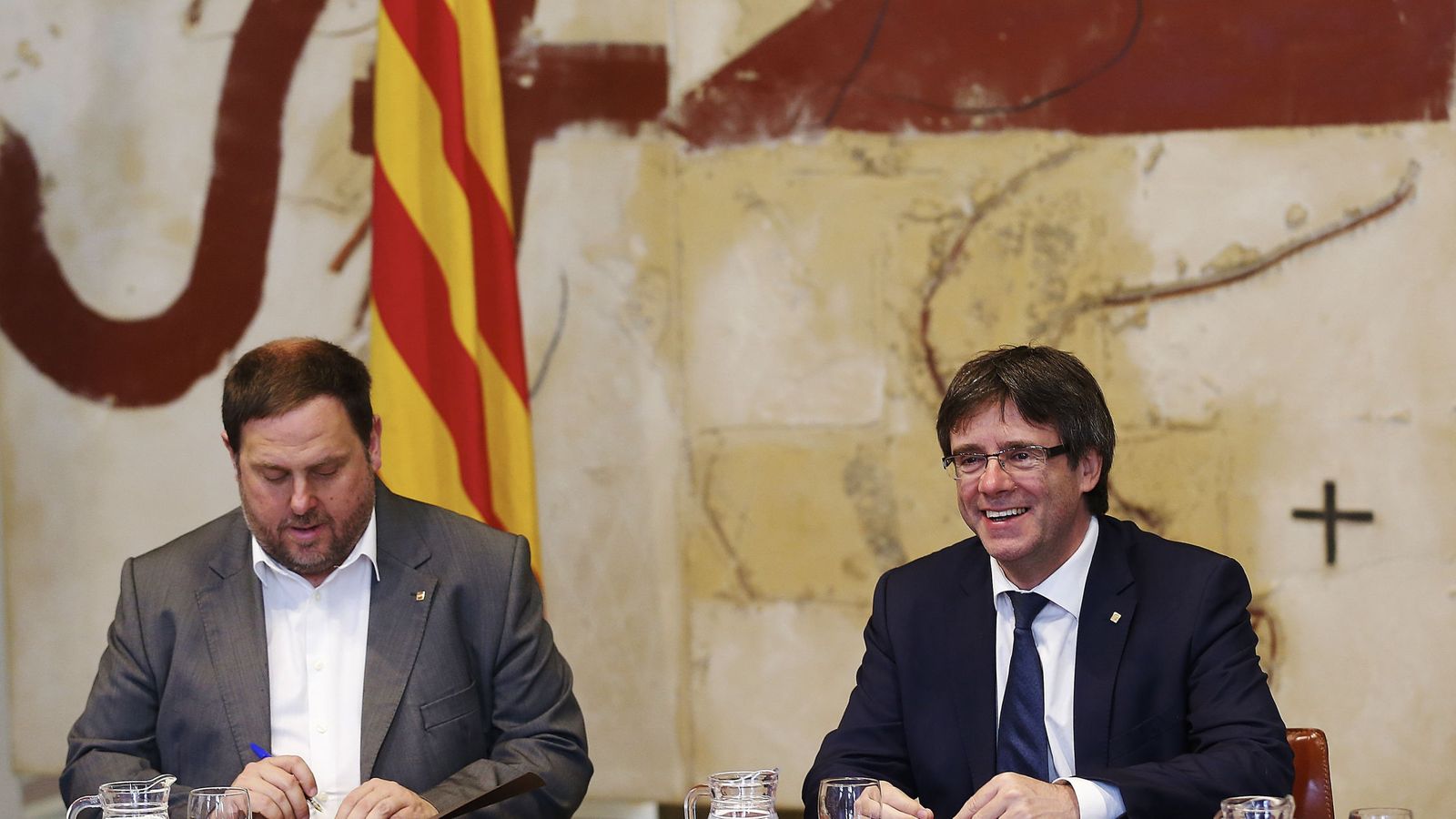 Foto: El presidente de la Generalitat, Carles Puigdemont , junto al vicepresidente y conseller de Economía, Oriol Junqueras, durante la reunión semanal del Govern. (EFE)