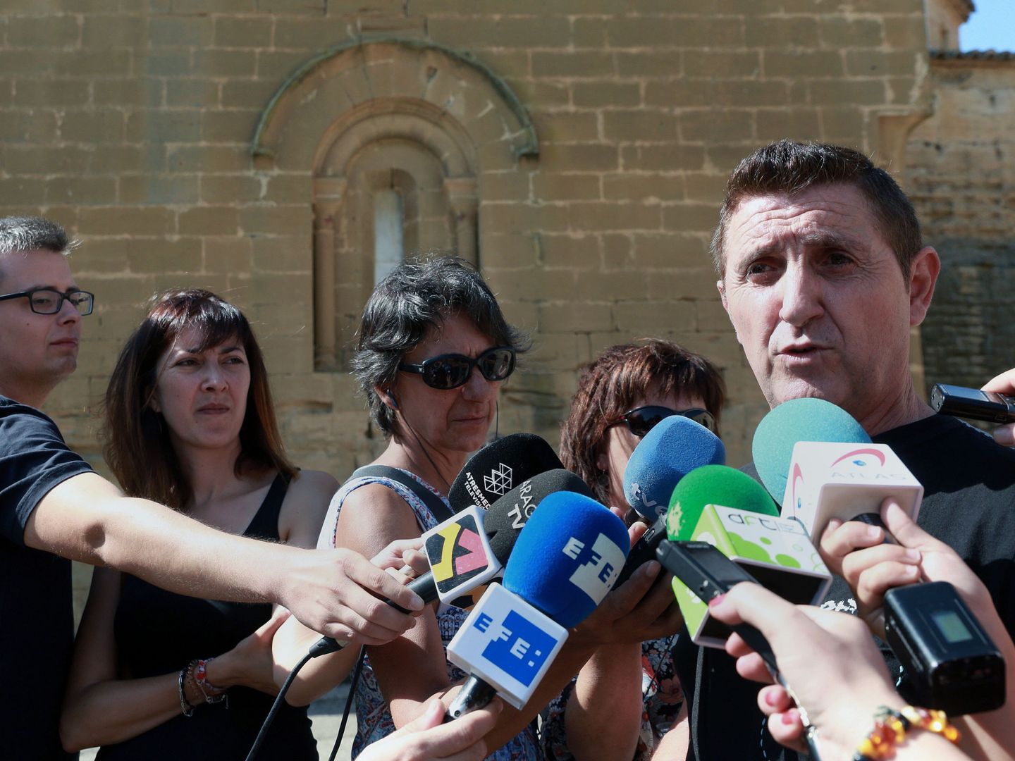 El alcalde de Villanueva de Sigena, Ildefonso Salillas, hace declaraciones a las puertas del monasterio de Sigena. (EFE)