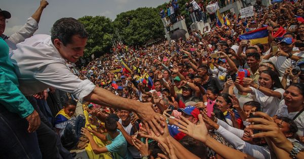 Foto: El jefe del Parlamento venezolano, Juan Guaidó, saluda a sus seguidores durante un acto en Villa del Rosario. (EFE)