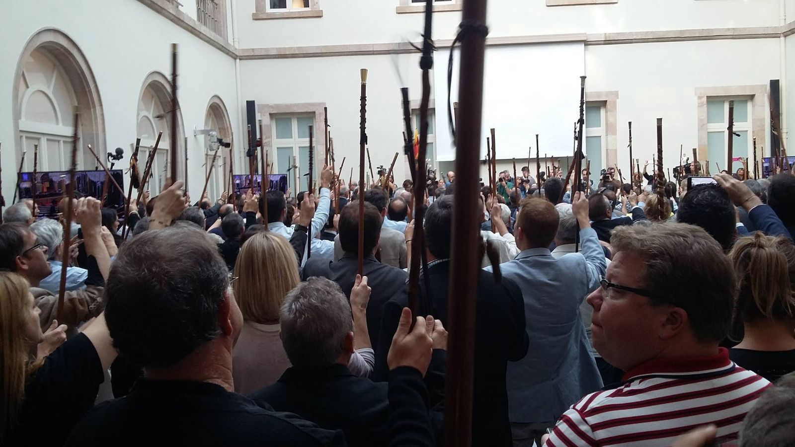 Foto: Los alcaldes independentista, con la vara de mando, claman por la independencia. (FOTO: Rafael Méndez)