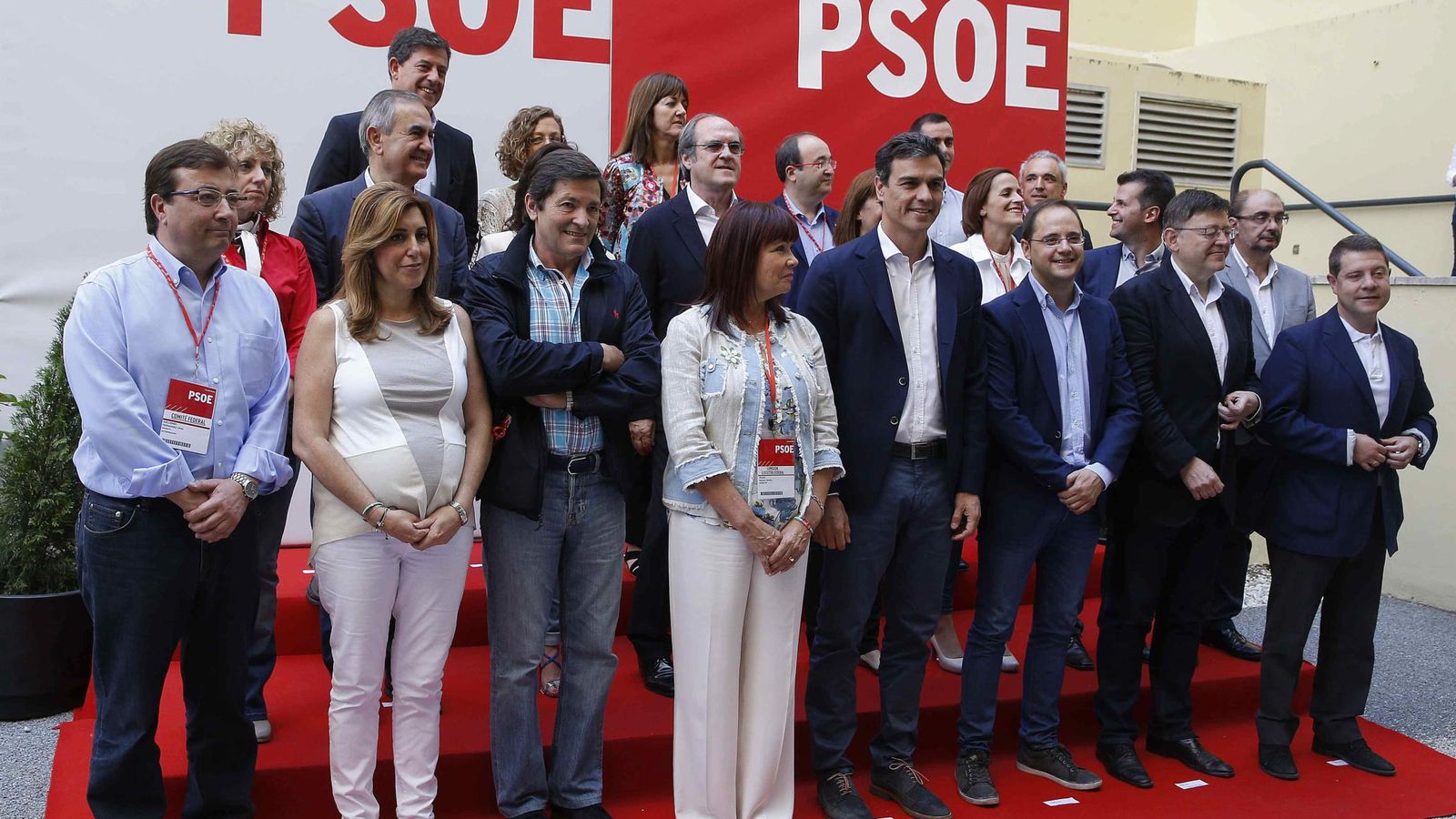 Foto: El secretario general del PSOE, Pedro Sánchez, posa en la foto de familia junto a los los 'barones' territoriales y miembros de la ejecutiva Federal. (EFE)