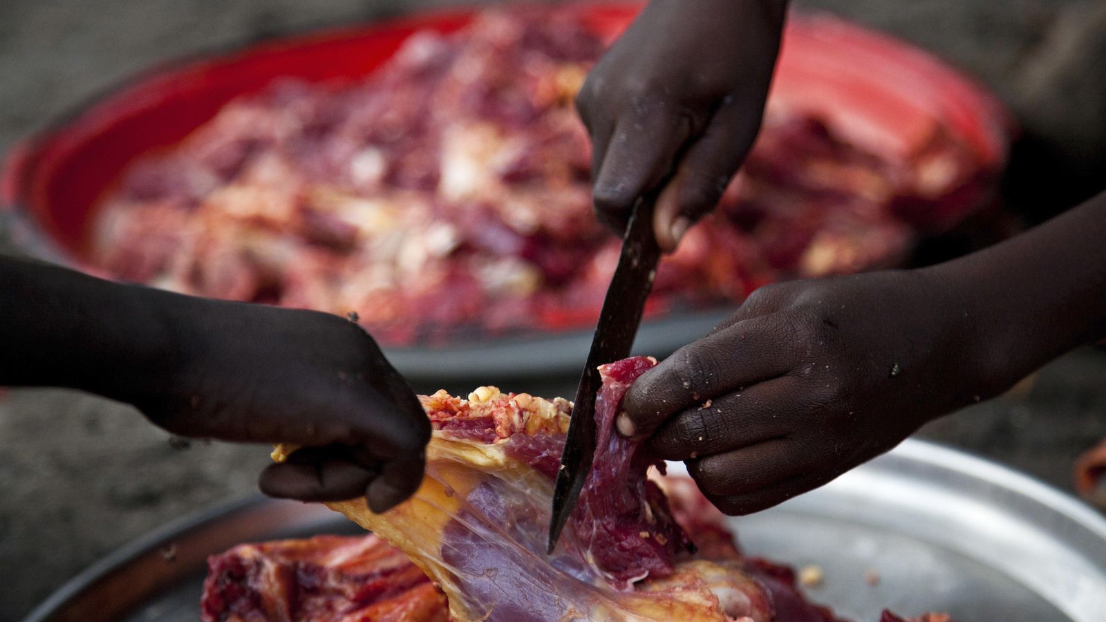 Foto: Dos personas cortan carne, en una imagen de archivo (Reuters)