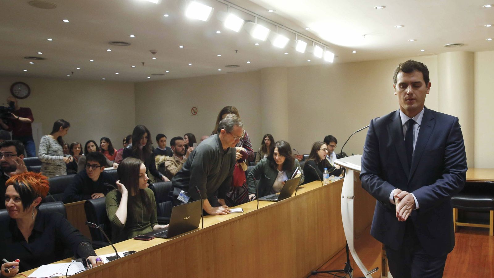 Foto: El presidente de Ciudadanos, Albert Rivera, finaliza una rueda de prensa en el Congreso de los Diputados. (EFE)