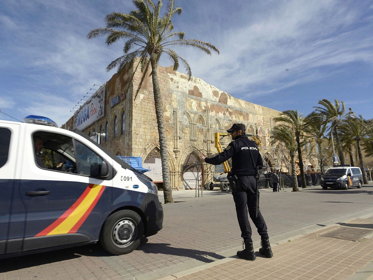 Foto: Un furgón de la Policía Nacional en la playa de Palma de Mallorca. (EFE) 