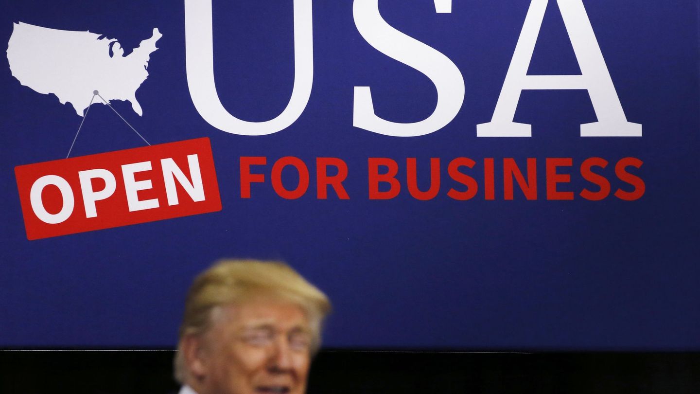 Donald Trump habla sobre sus políticas económicas en una fábrica en Blue Ash, Ohio, en febrero de 2018. (Reuters)