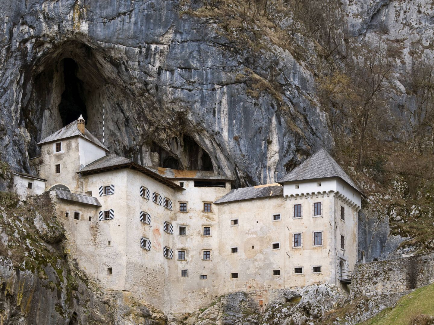 El Castillo de Predjama, en Eslovenia. (iStock)