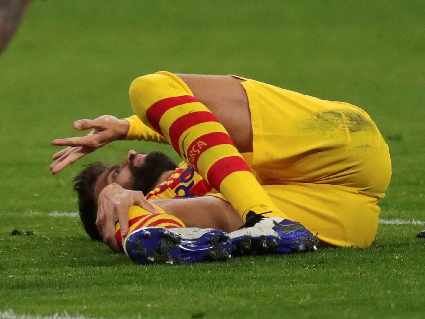 Gerard Piqué, en el suelo tras una jugada. (EFE)