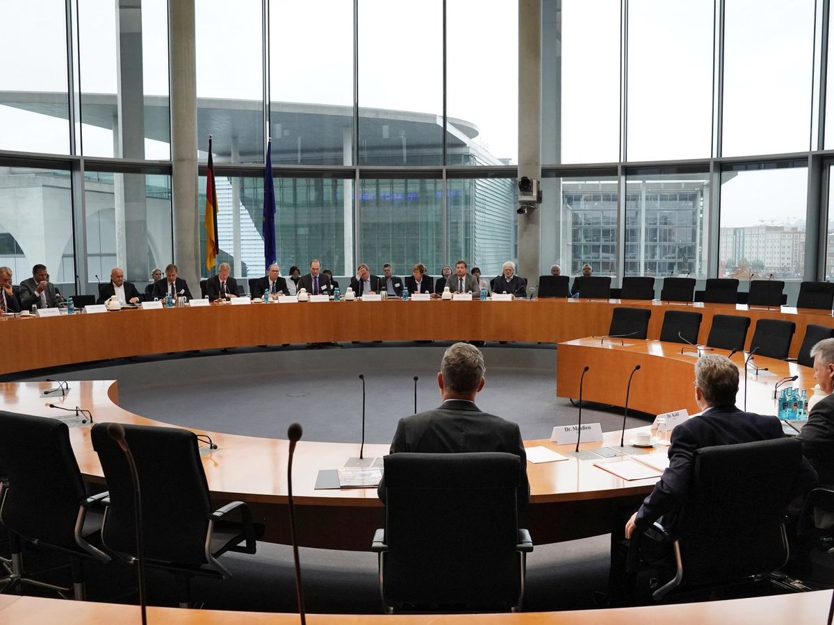 Foto: Las agencias de Inteligencia alemanas asisten a una sesión del Comité de Control Parlamentario. (EFE/Felipe Trueba)