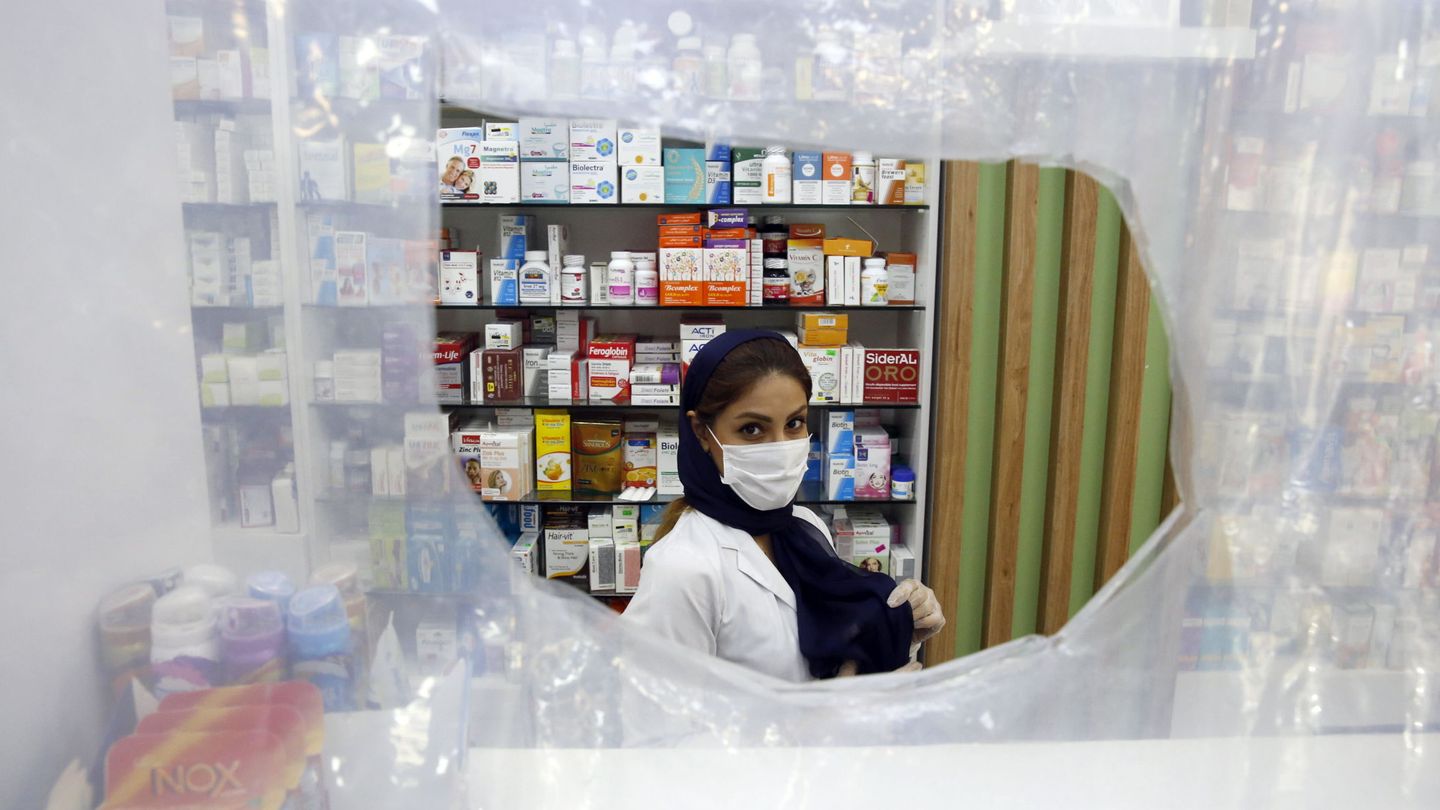 Una médica trabajando en una farmacia en el centro de Teherán (EFE)