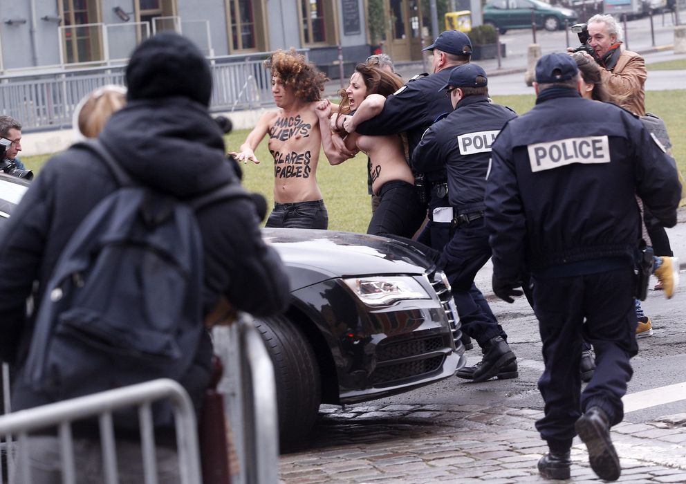 Foto: Tres activistas de Femen han asaltado el coche de Strauss-Kahn (EFE)