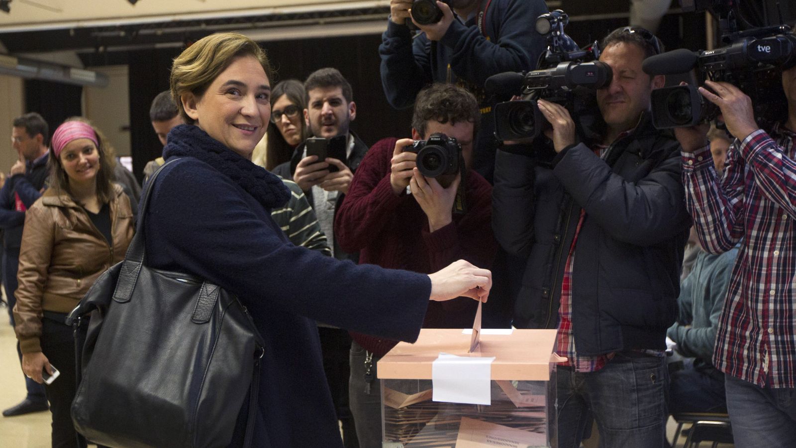 Foto: La alcaldesa de Barcelona, Ada Colau, votando en las pasadas elecciones generales. (EFE)