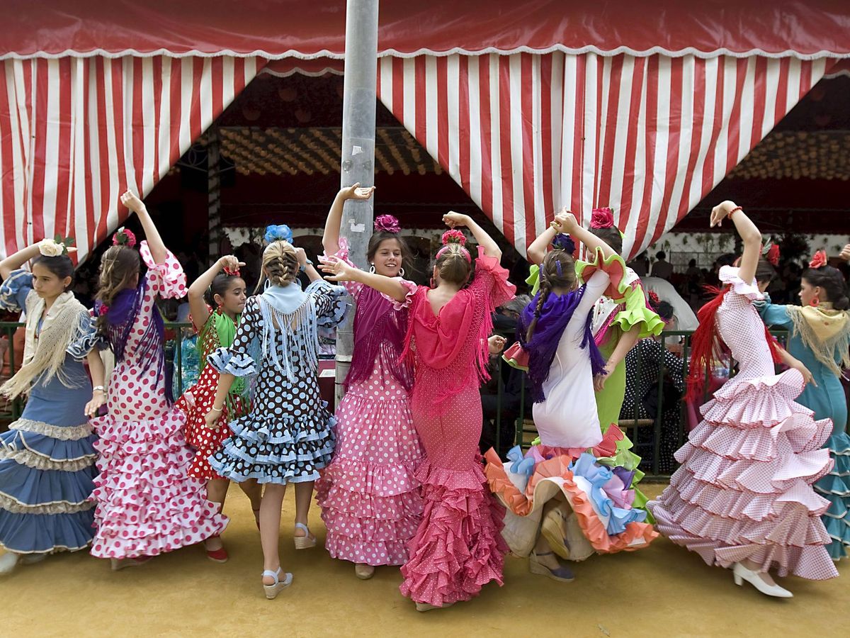 Foto: 5 trucos facilísimos para que parezca que sabes bailar sevillanas en la Feria de Abril 2023 (EFE/Eduardo Abad)